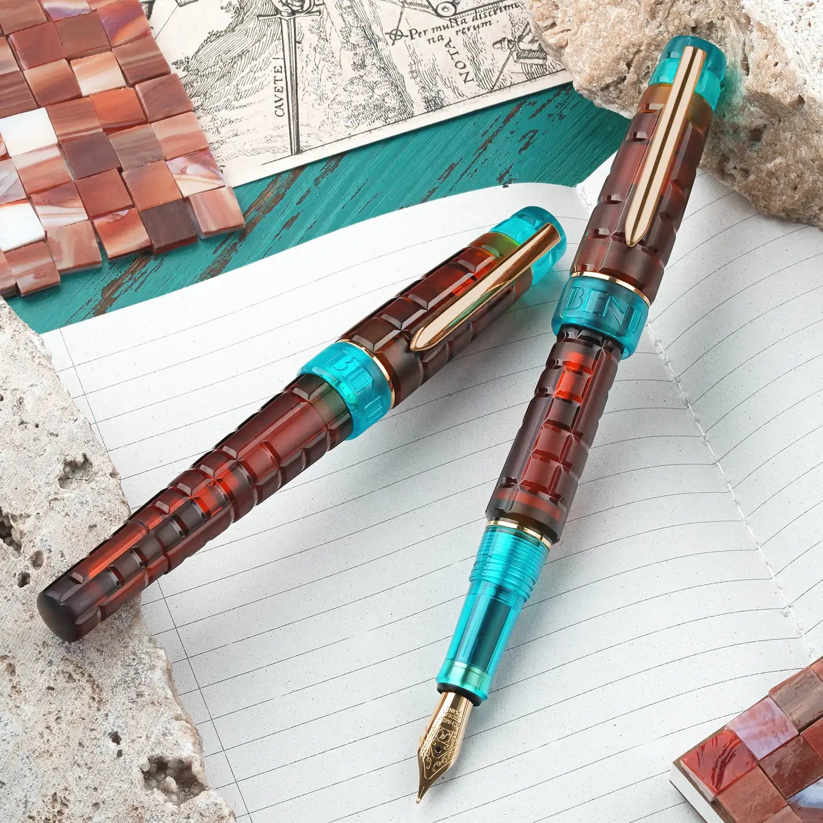 Benu Tessera Ribbon Turquoise Füllfederhalter aus mattem türkisem Resin mit glänzenden Innenfacetten im Mosaik-Tessera-Design und vergoldetem Clip