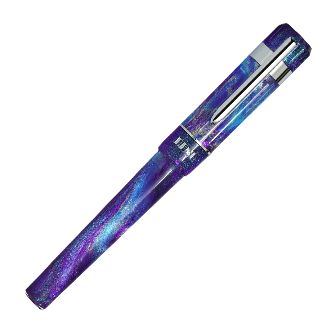 Benu Tribute Monet Füllfederhalter aus prismatischem blauem Resin mit schimmernden Lichtreflexen inspiriert von Claude Monets Malstil und Edelstahlclip
