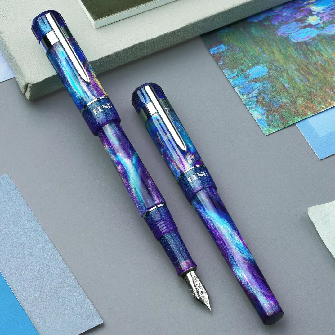 Benu Tribute Monet Füllfederhalter aus prismatischem blauem Resin mit schimmernden Lichtreflexen inspiriert von Claude Monets Malstil und Edelstahlclip