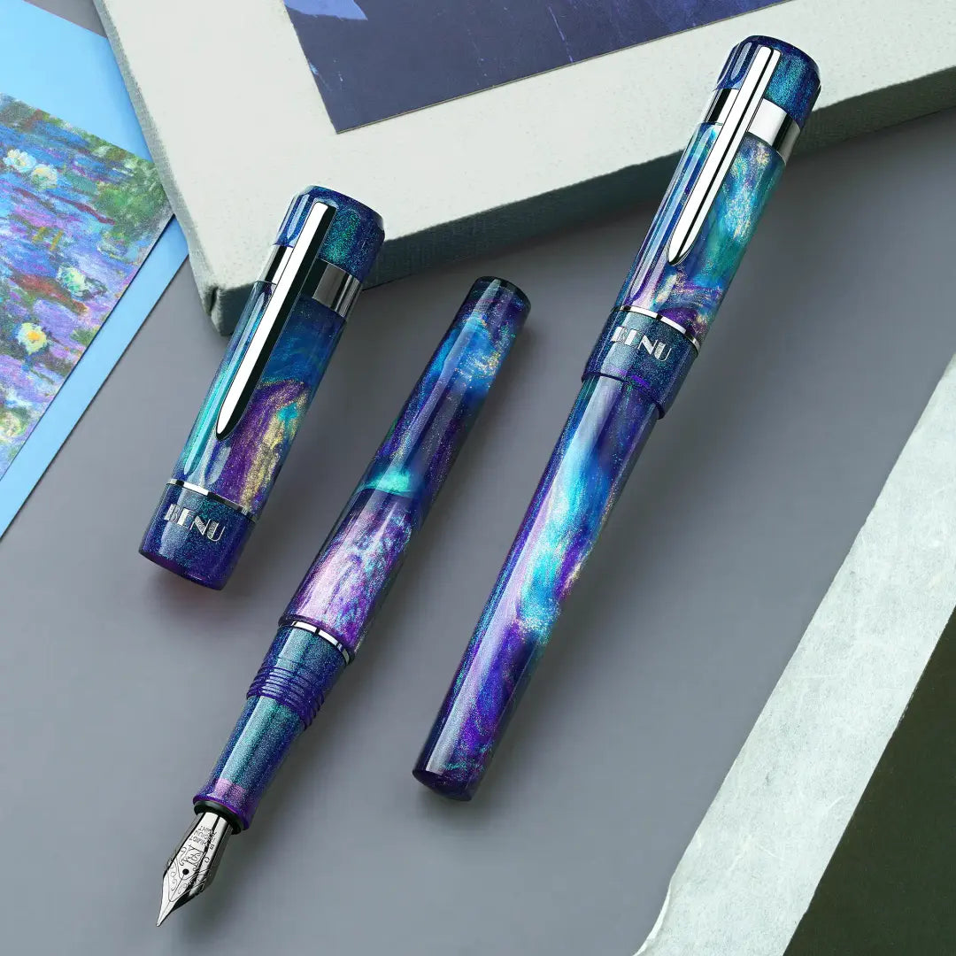 Benu Tribute Monet Füllfederhalter aus prismatischem blauem Resin mit schimmernden Lichtreflexen inspiriert von Claude Monets Malstil und Edelstahlclip
