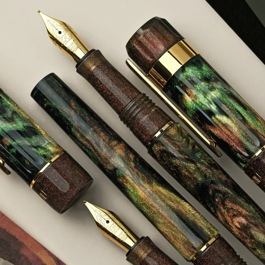 Benu Tribute Cézanne Füllfederhalter aus prismatischem grün-braunem Resin mit erdigen Schimmereffekten inspiriert von Paul Cézannes Naturstudien und vergoldetem Clip