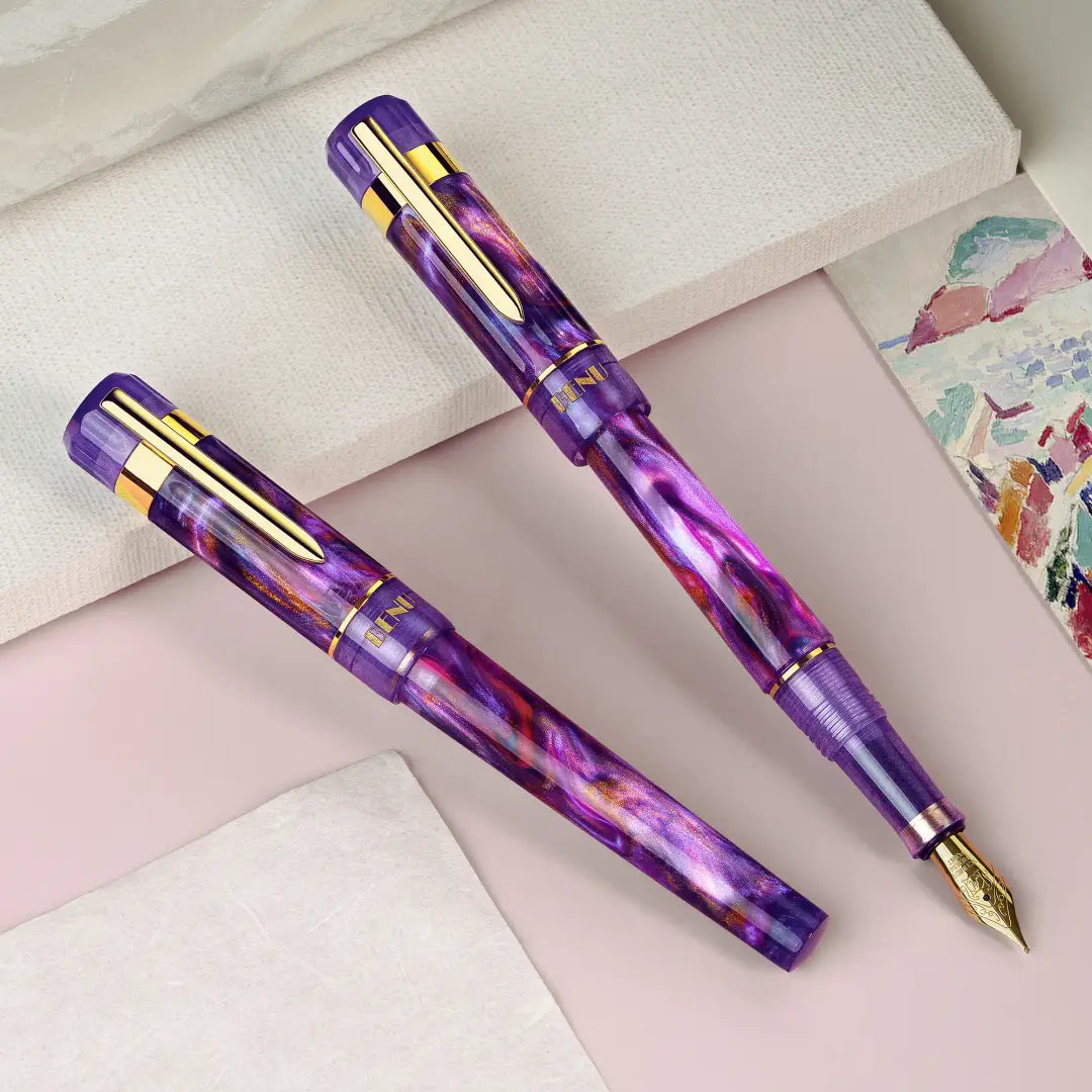 Benu Tribute Matisse Füllfederhalter aus prismatischem violettem Resin mit Fuchsia und Rosakzenten inspiriert von Henri Matisses kühner Farbpalette und vergoldetem Clip