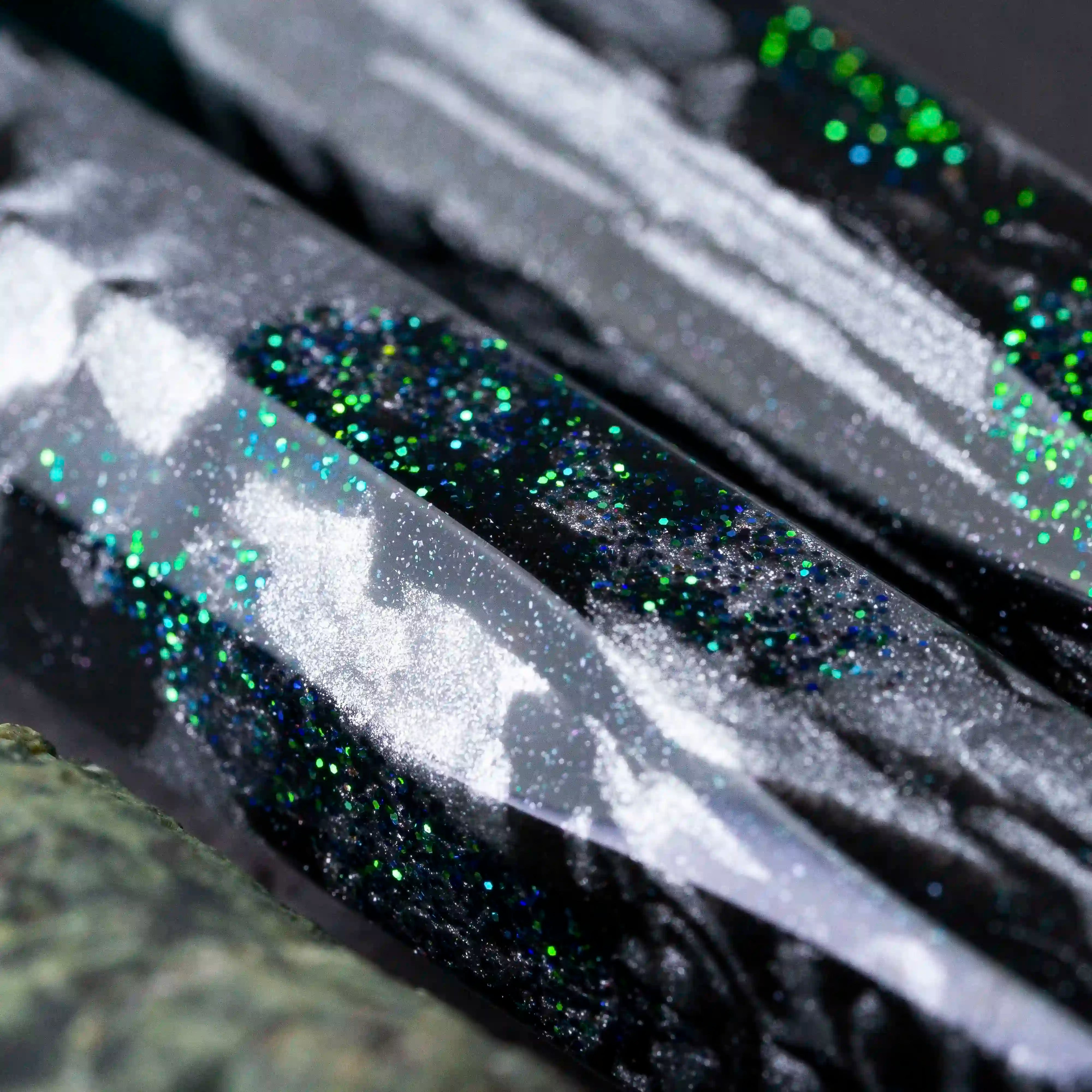 Benu AstroGem Leto Füllfederhalter aus graphitfarbenem Resin mit Perlgrau und grün-blauem Glitzereffekt und Edelstahlclip