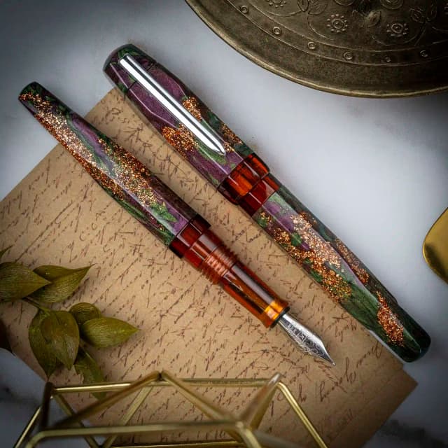 Benu AstroGem Midas Füllfederhalter aus olivgrünem Resin mit Dunkelbraun und kupferfarbenem Glitzereffekt und Edelstahlclip