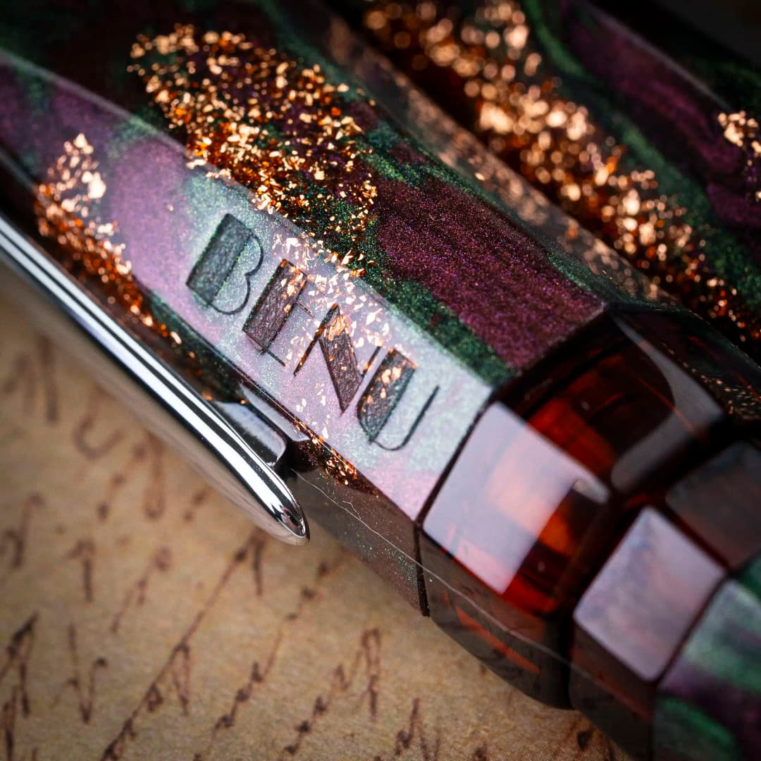 Benu AstroGem Midas Füllfederhalter aus olivgrünem Resin mit Dunkelbraun und kupferfarbenem Glitzereffekt und Edelstahlclip