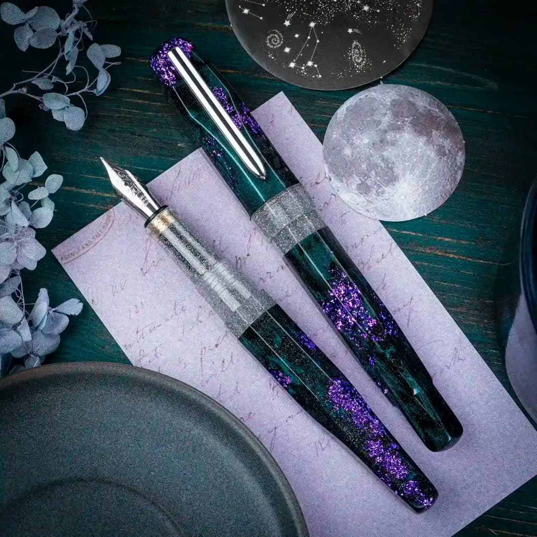 Benu AstroGem Klio Füllfederhalter aus staubgrünem Resin mit Graphit und lila Glitzerpartikeln und Edelstahlclip
