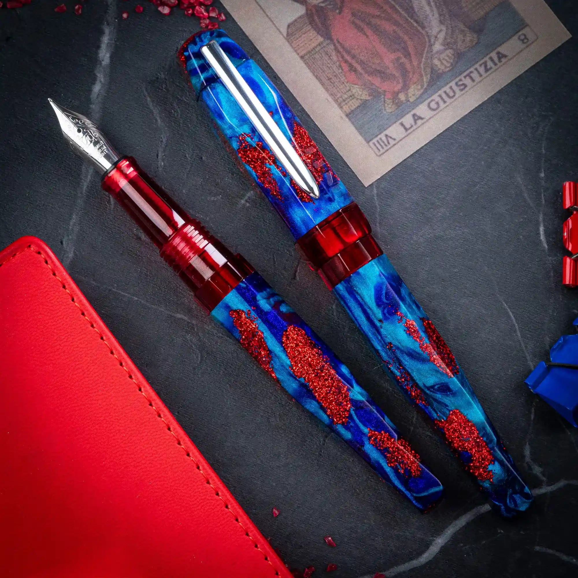 Benu AstroGem Apollo Füllfederhalter aus blau-lila Resin mit roten Glitzerpartikeln und Edelstahlclip