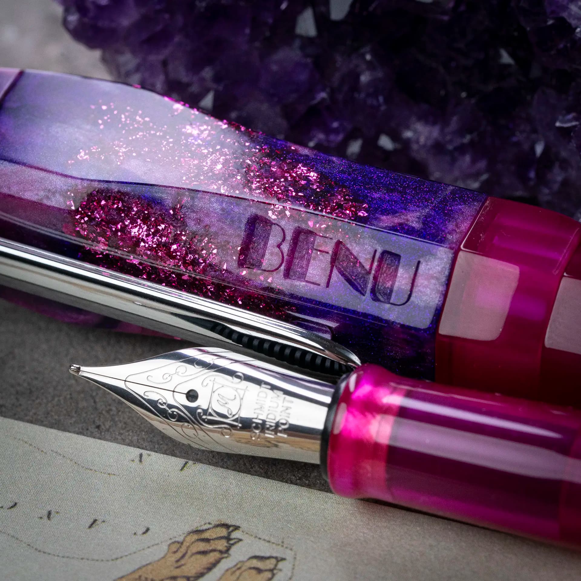 Benu AstroGem Juno Füllfederhalter aus dunkelviolettem Resin mit Pink-Glitzereffekt und Edelstahlclip