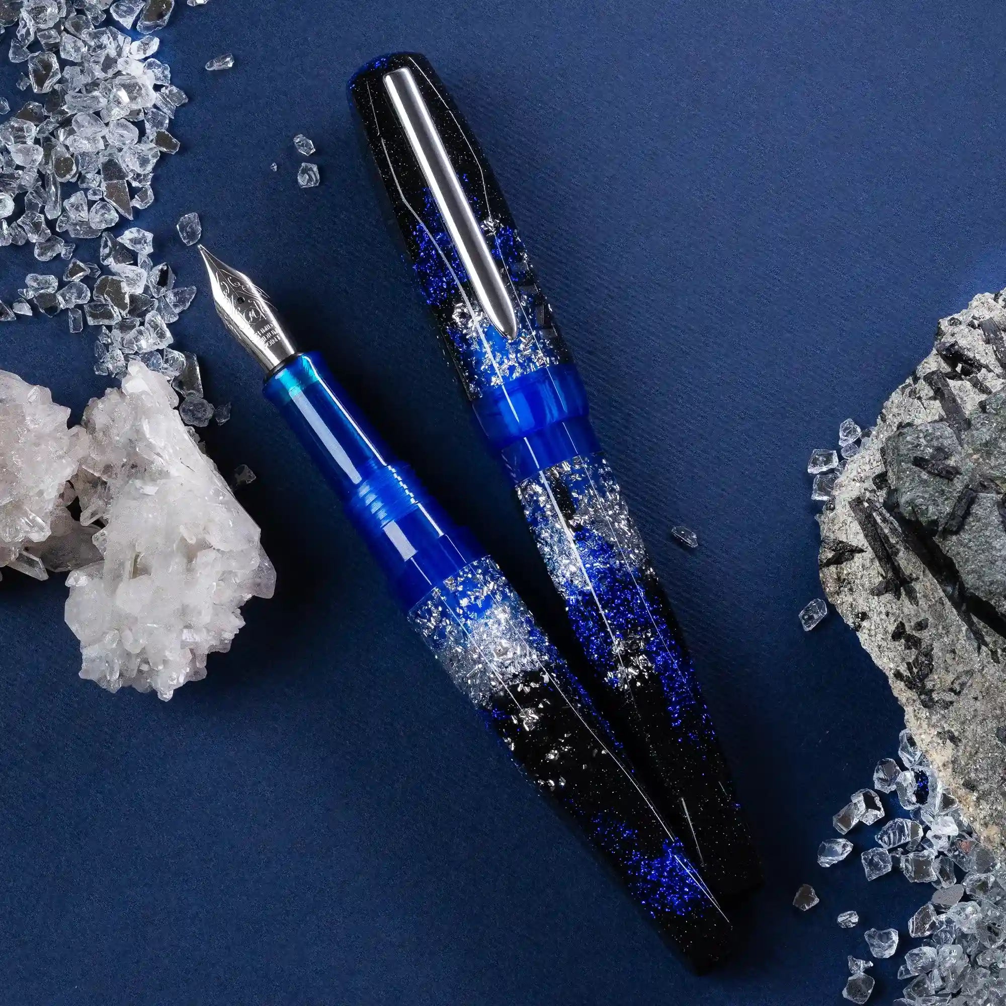 Benu AstroGem Pallas Füllfederhalter aus graphitfarbenem Resin mit metallischen und blauen Glitzerwellen und Edelstahlclip