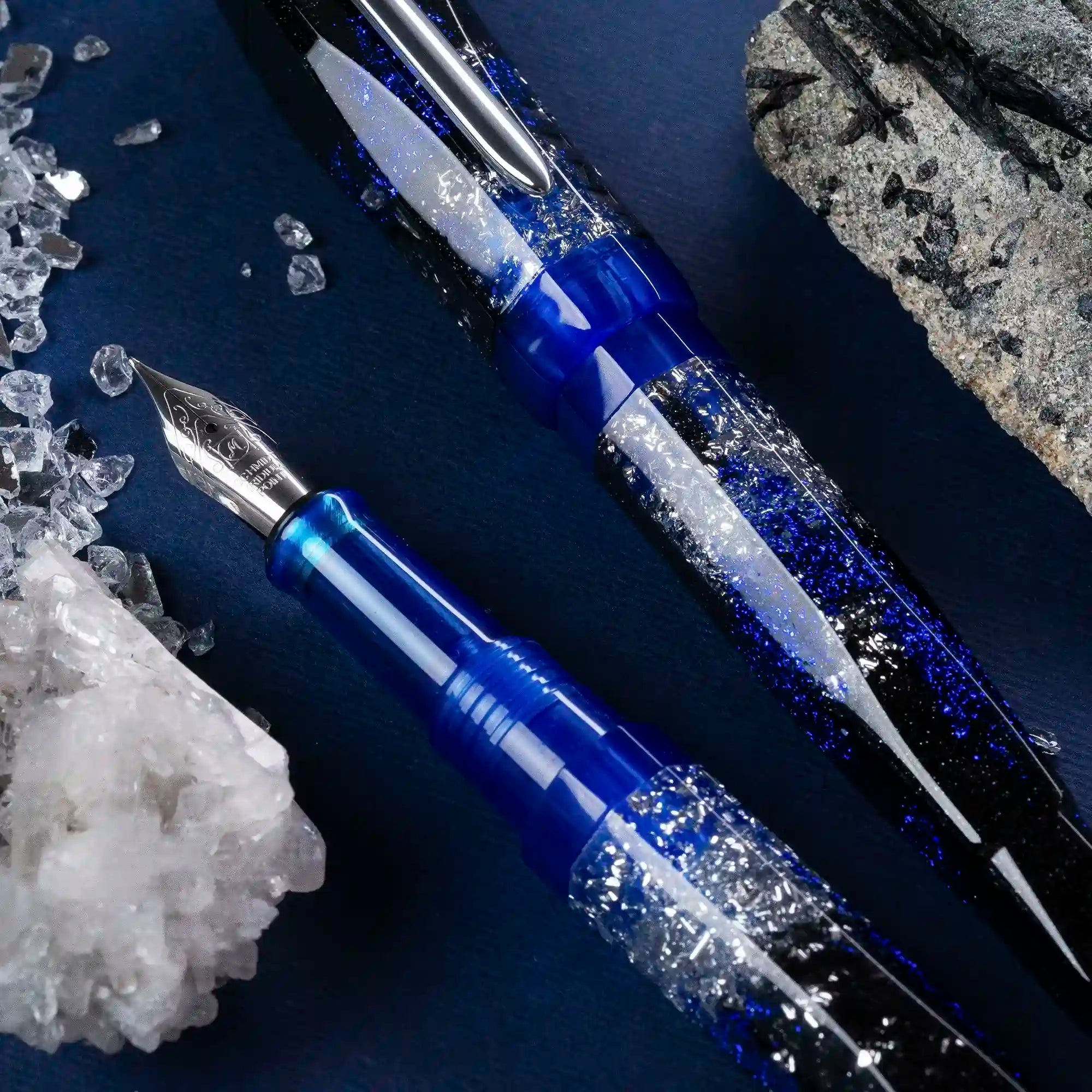 Benu AstroGem Pallas Füllfederhalter aus graphitfarbenem Resin mit metallischen und blauen Glitzerwellen und Edelstahlclip