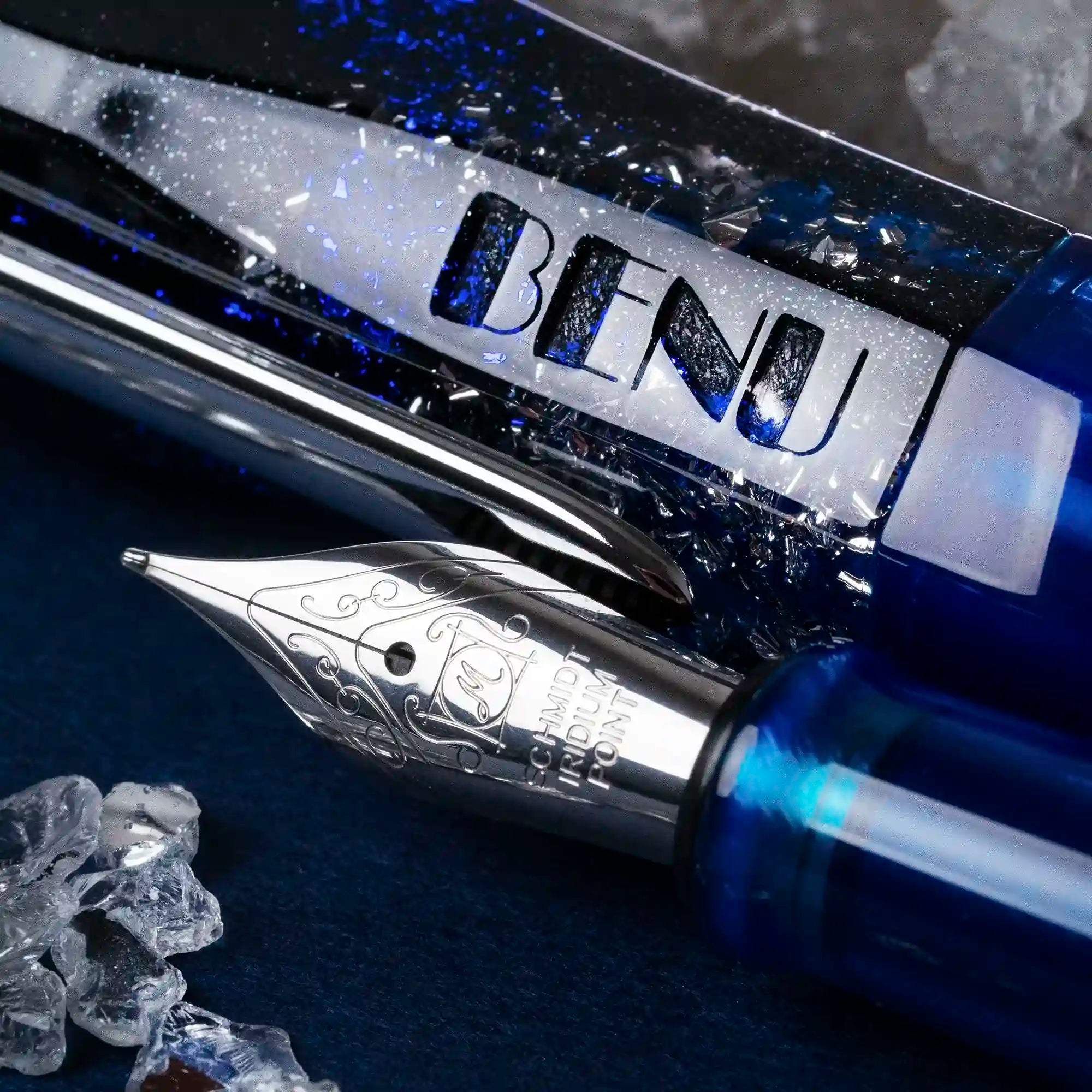 Benu AstroGem Pallas Füllfederhalter aus graphitfarbenem Resin mit metallischen und blauen Glitzerwellen und Edelstahlclip