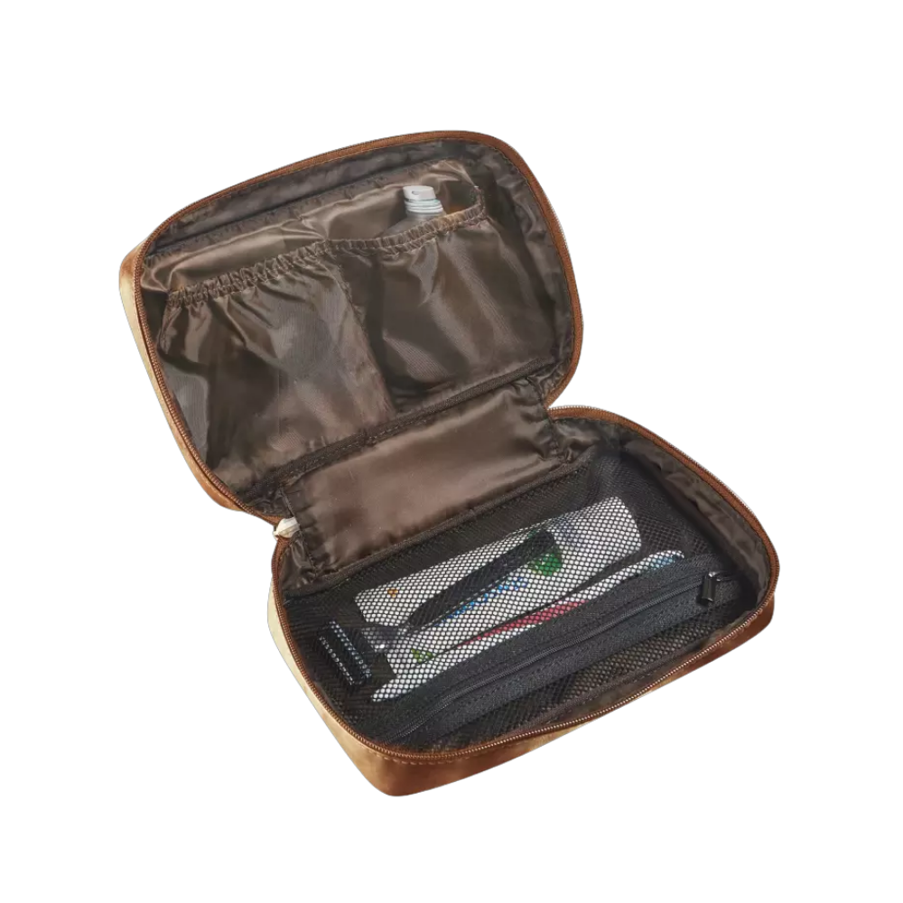 "Maverick Leder-Kosmetiktasche geöffnet, Innenansicht mit verschiedenen Fächern"