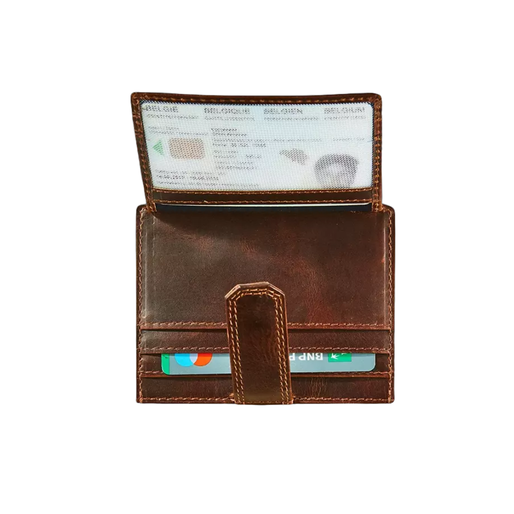 "Maverick Leder-Kartenetui geöffnet, mit Geldscheinfach und Karten sichtbar"