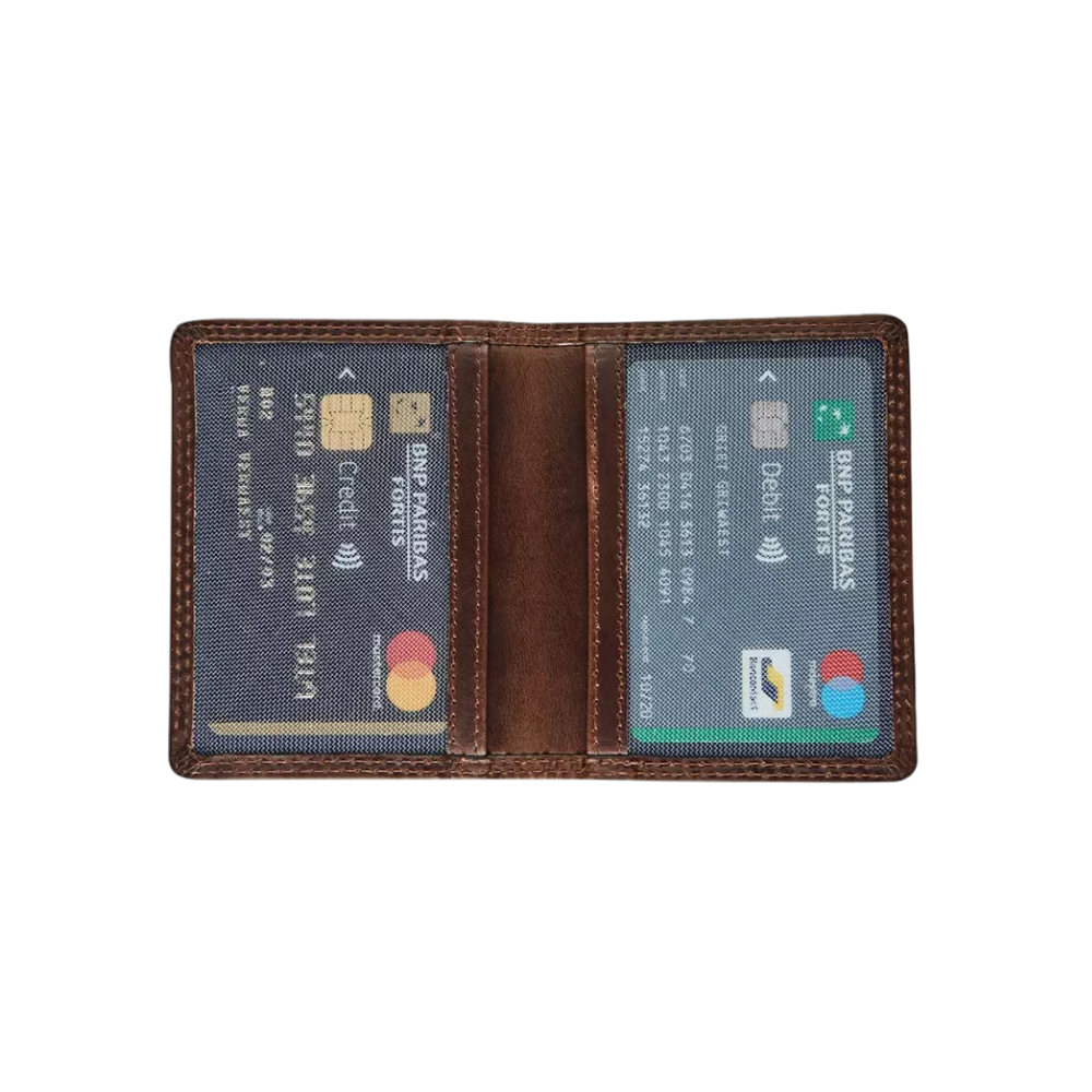 "Maverick Leder-Geldbörse geöffnet, mit Kreditkarten sichtbar"