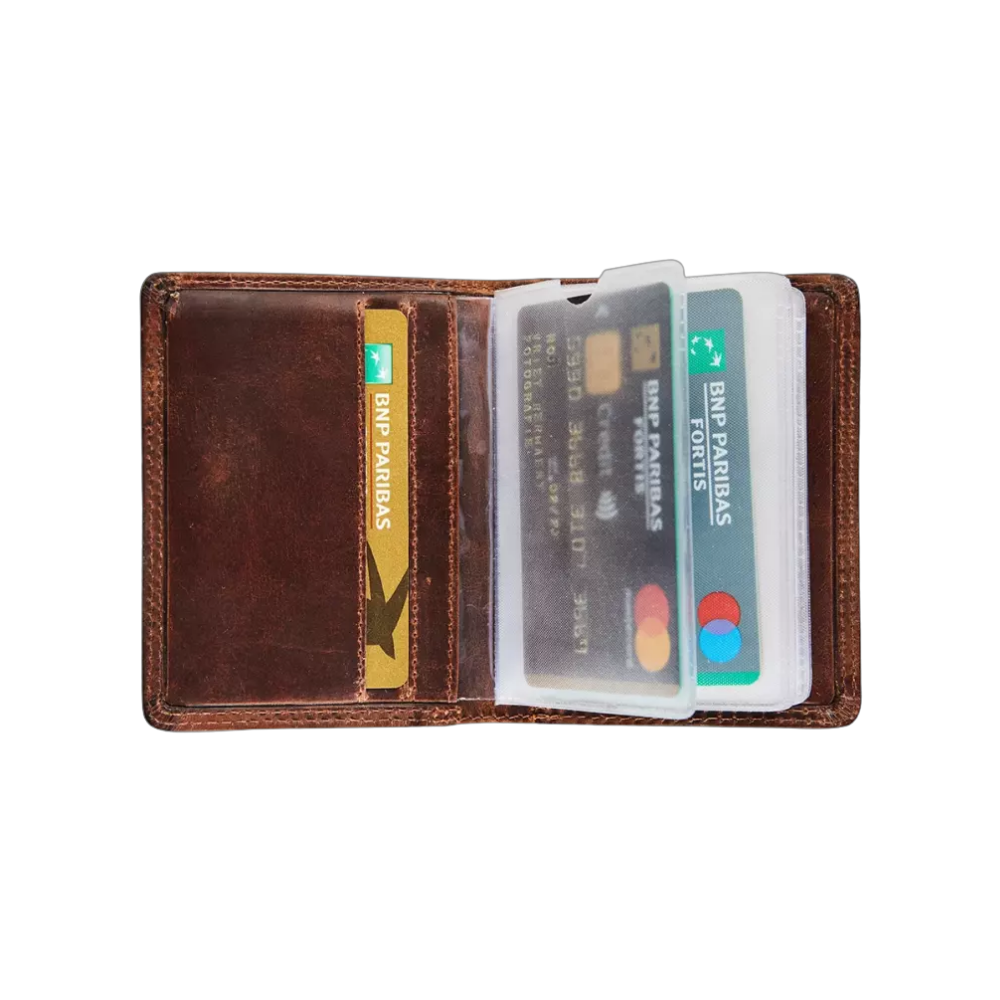 Maverick Leder-Geldbörse geöffnet, mit Kreditkarten sichtbar"