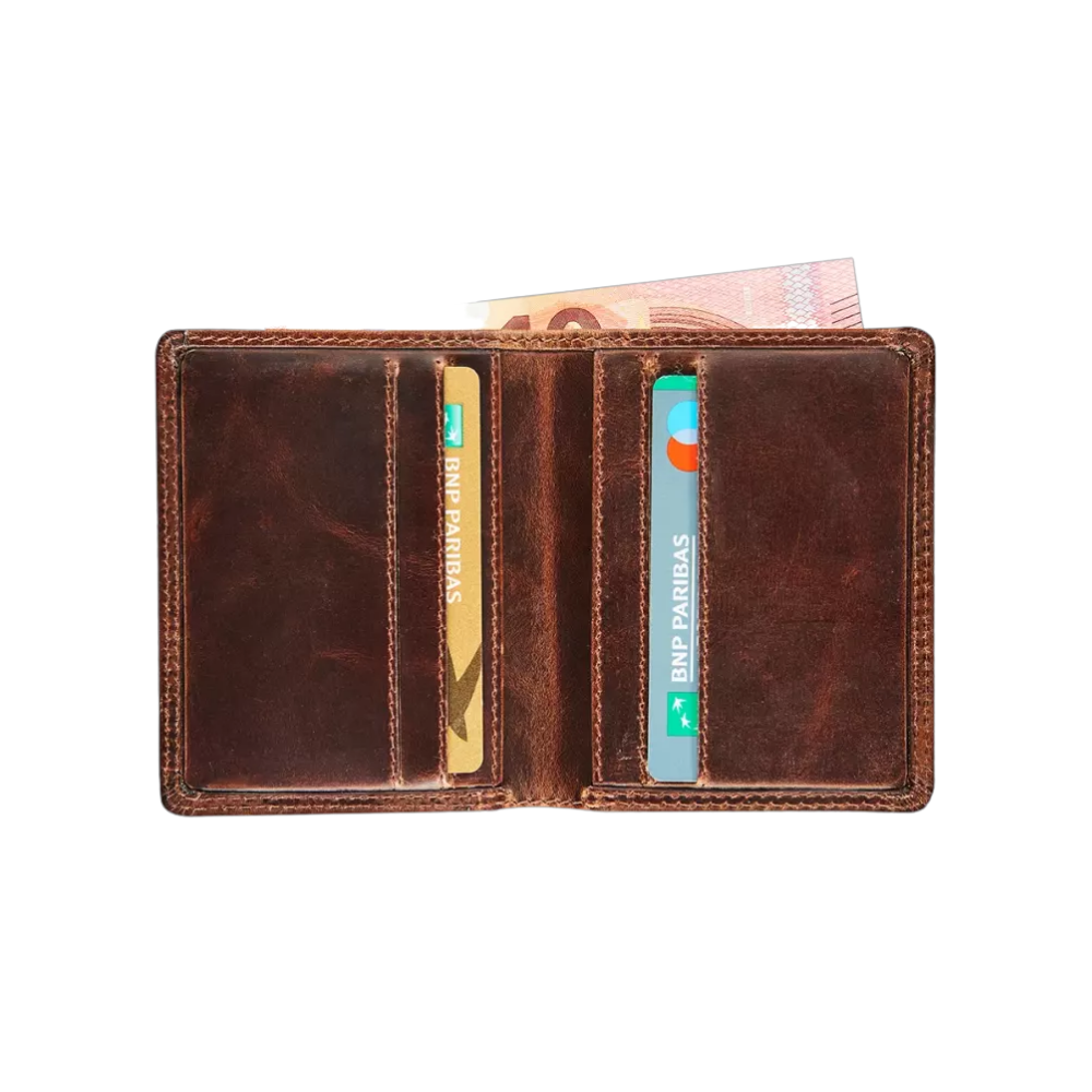 "Maverick Leder-Geldbörse geöffnet, mit Karten und Geldscheinen sichtbar"