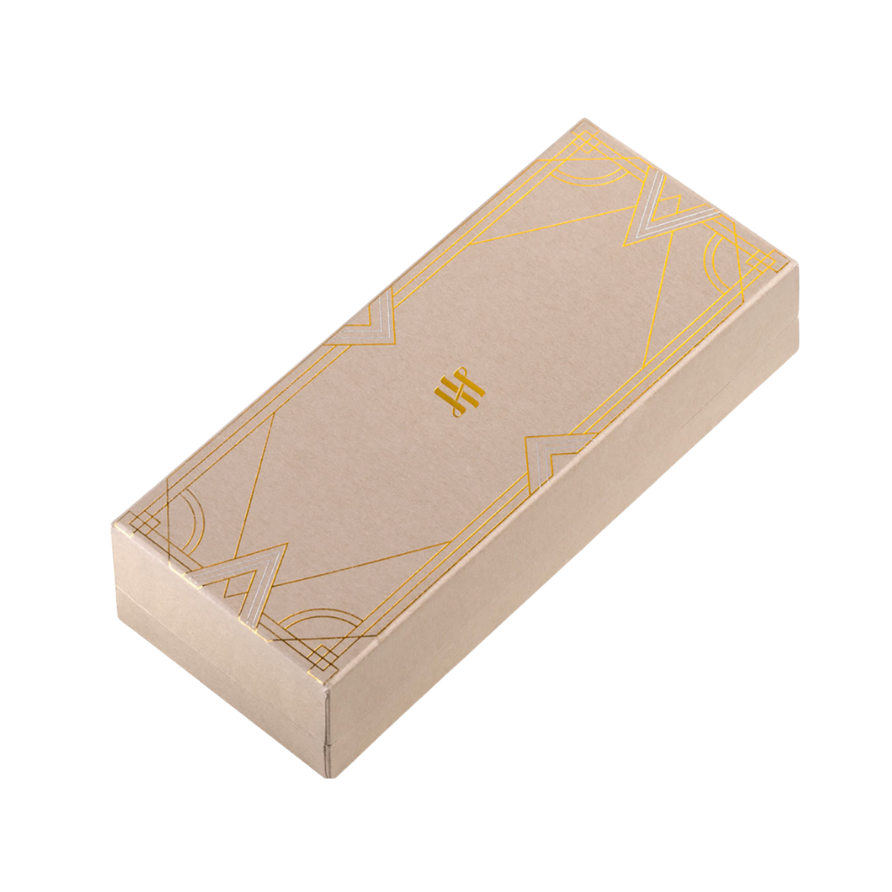 Eine goldene Geschenkbox mit dezentem Muster, ohne Inhalt.