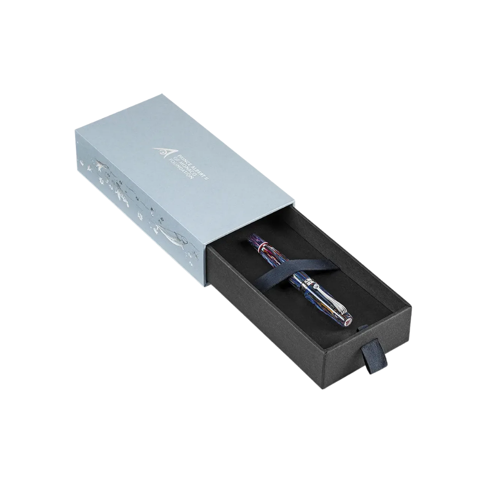 Side view of the Montegrappa Colori dell'Oceano Füllfederhalter, showcasing the smooth and durable stainless steel trim.