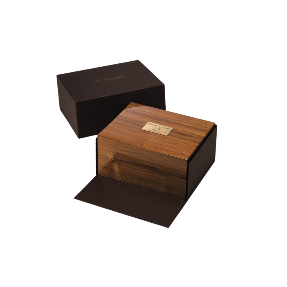 Montegrappa Kitcho Füllfederhalter with a detailed serpent motif, resting in its elegant gift box.