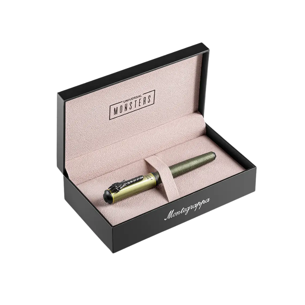 The Montegrappa Dracula Füllfederhalter placed inside a premium black box, showcasing its luxurious packaging.