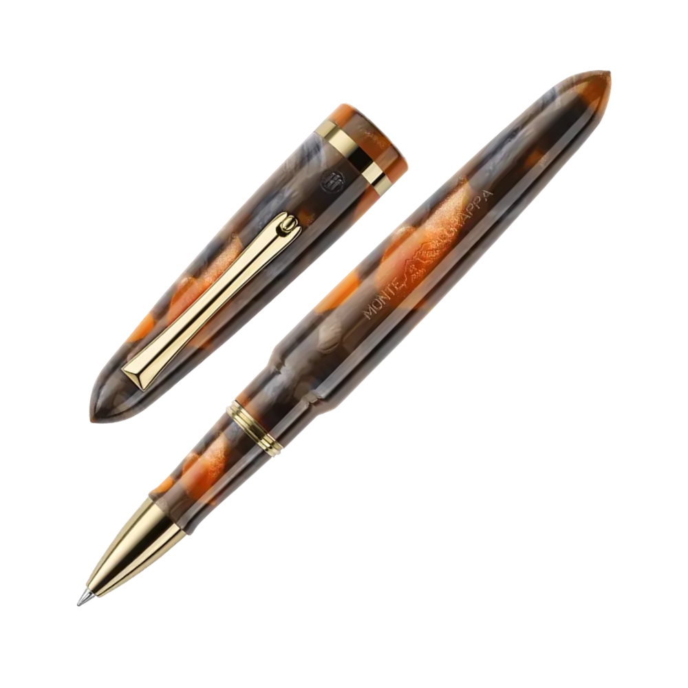 Der braune und goldene Rollerball-Stift in einer anderen Perspektive, ebenfalls mit Kappe.