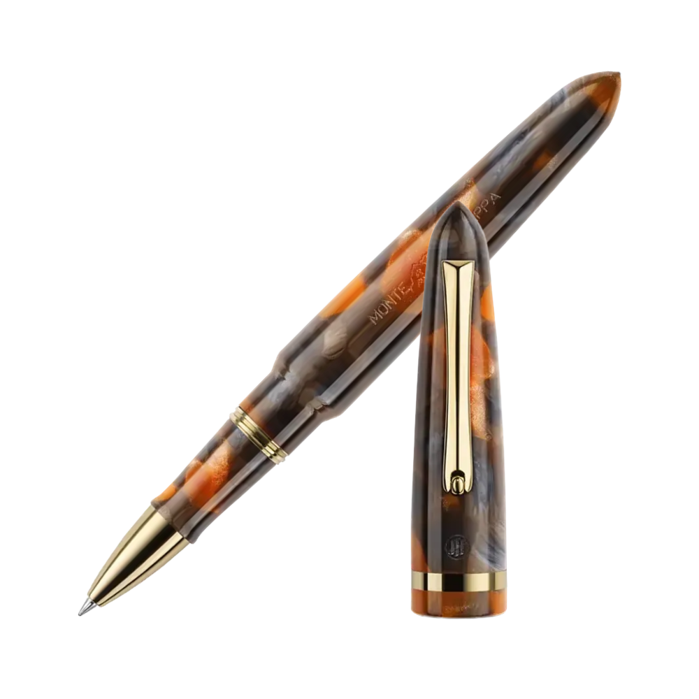 Ein brauner und goldener Rollerball-Stift mit edlen Akzenten, schräg positioniert, mit abgenommener Kappe.