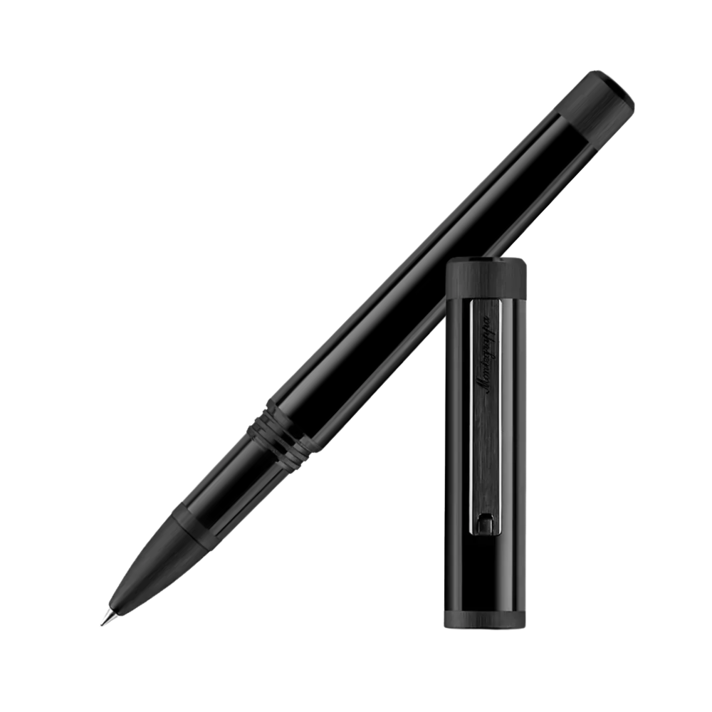 Ein schwarzer Kugelschreiber mit dezentem Clip, schräg positioniert, mit abgenommener Kappe.