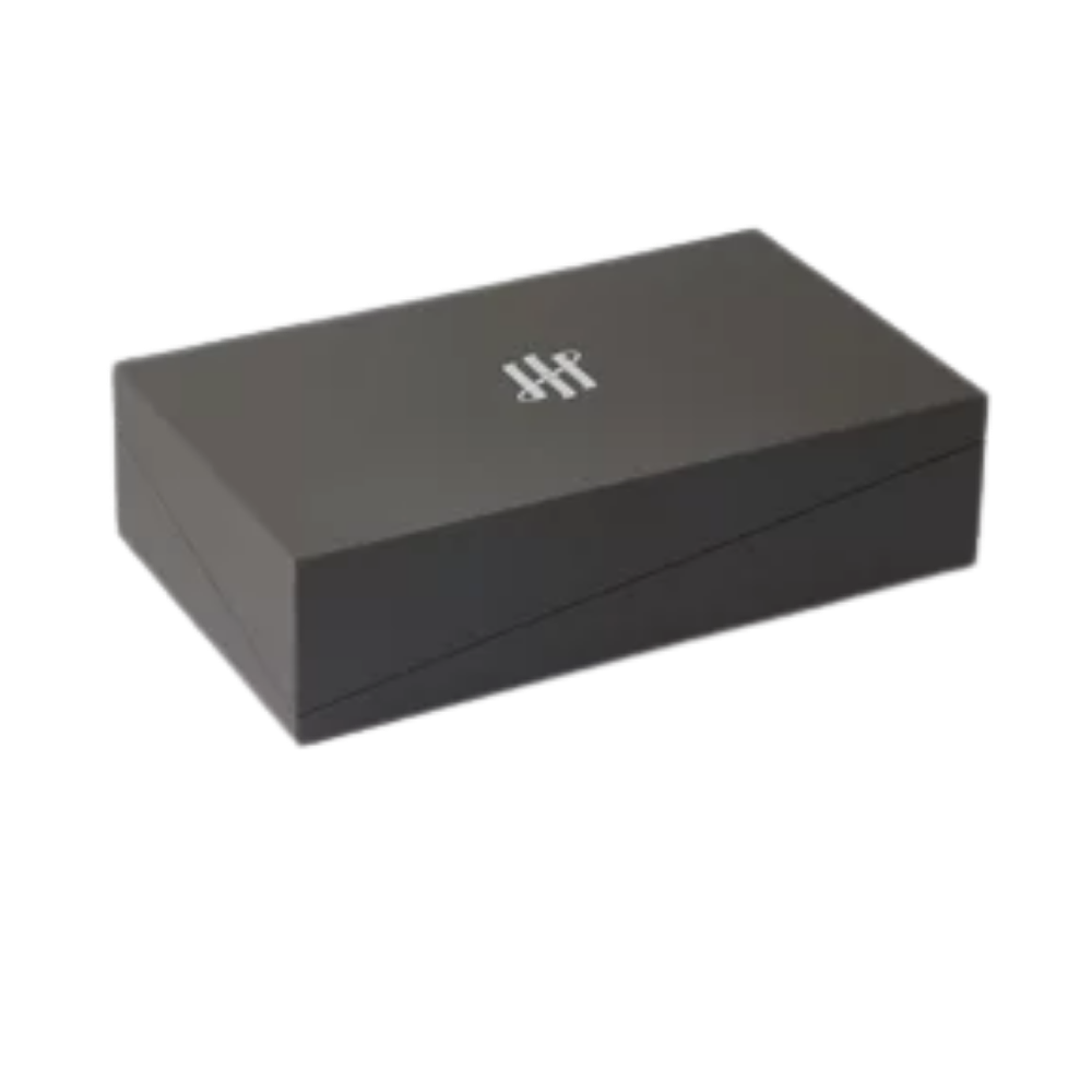 Eine schwarze Geschenkbox, die leer dargestellt wird, ohne Inhalt.