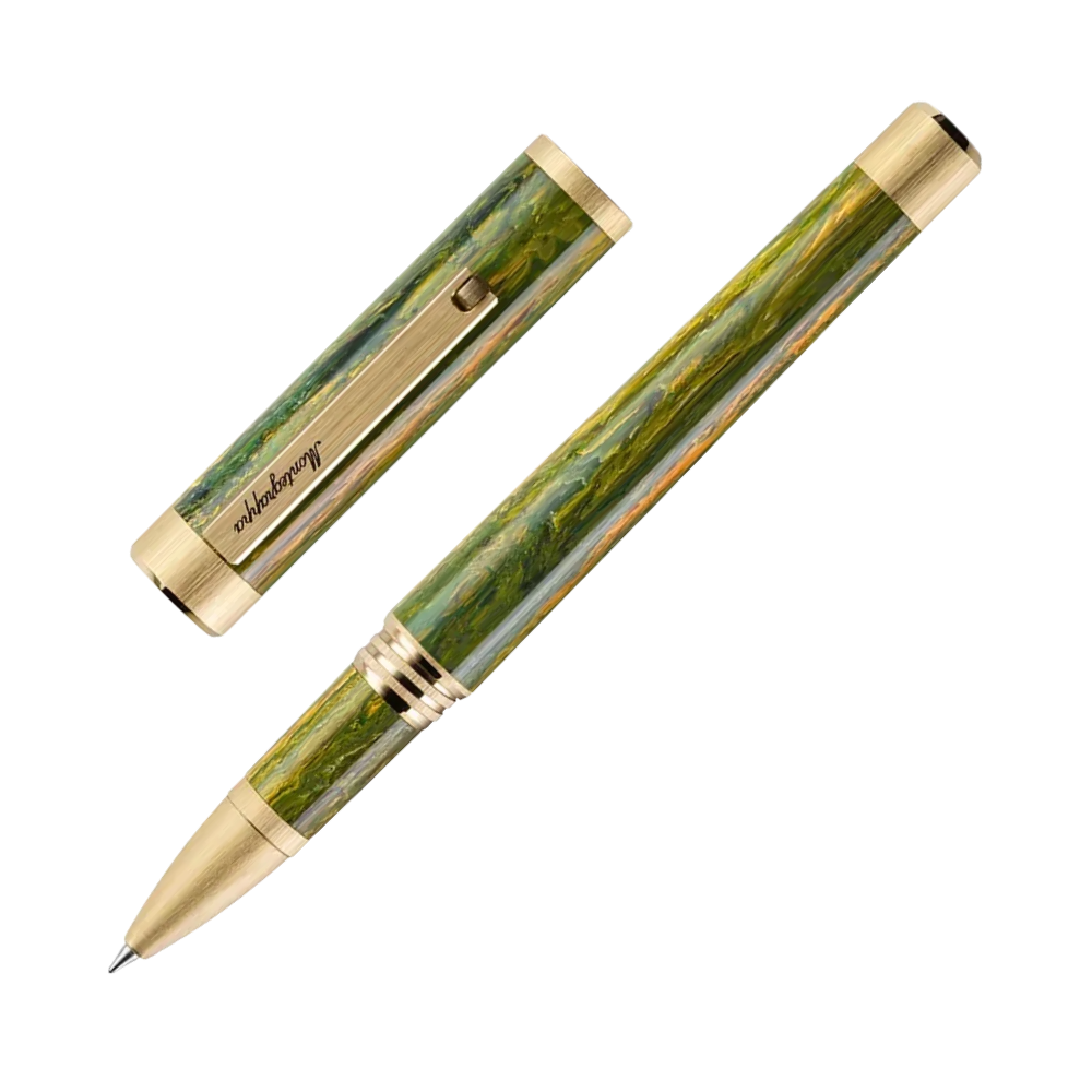 Zwei grüne Rollerball-Stifte nebeneinander, elegant präsentiert mit goldenen Akzenten.