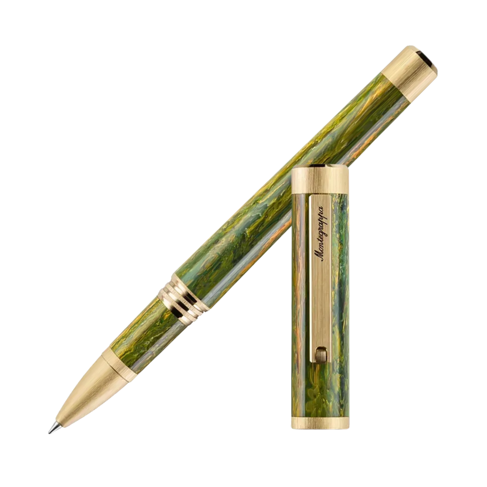 Ein grüner Rollerball-Stift mit goldenen Akzenten, schräg positioniert.