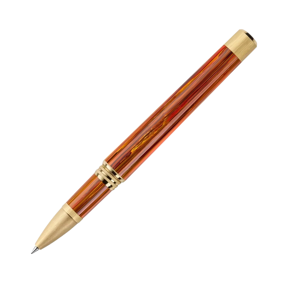 Der braune Rollerball-Stift aus der Seite betrachtet, mit goldenen Akzenten und Clip.
