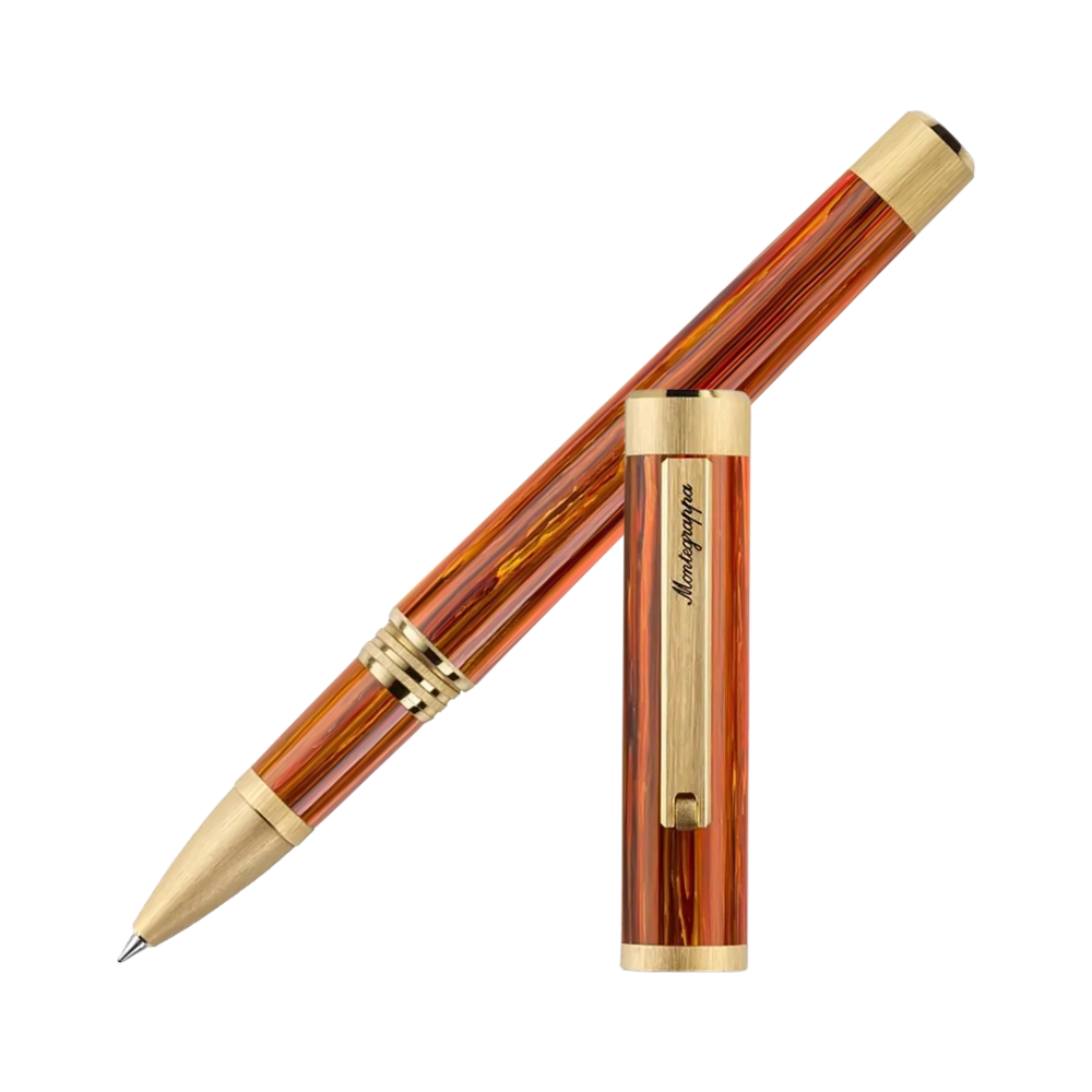 Ein brauner Rollerball-Stift mit goldenen Akzenten, schräg positioniert.