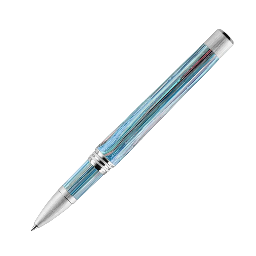  Der blaue Rollerball-Stift aus der Seite betrachtet, mit silbernen Akzenten und Clip.