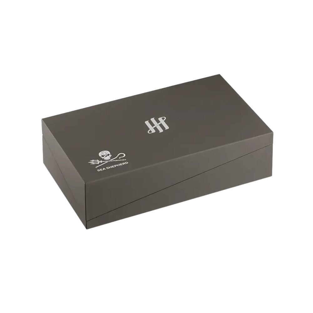 Montegrappa Sea Shepherd Füllfederhalter, featuring a polished sterling silver clip and a recycled resin barrel with a sophisticated finish.