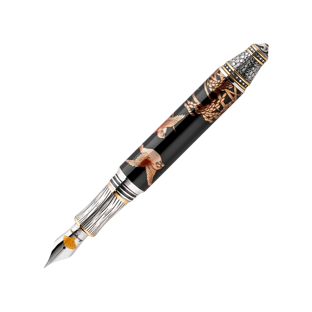 Close-up of the Montegrappa Kitcho Sparrow Füllfederhalter, highlighting the delicate sparrow design and 18k gold nib.