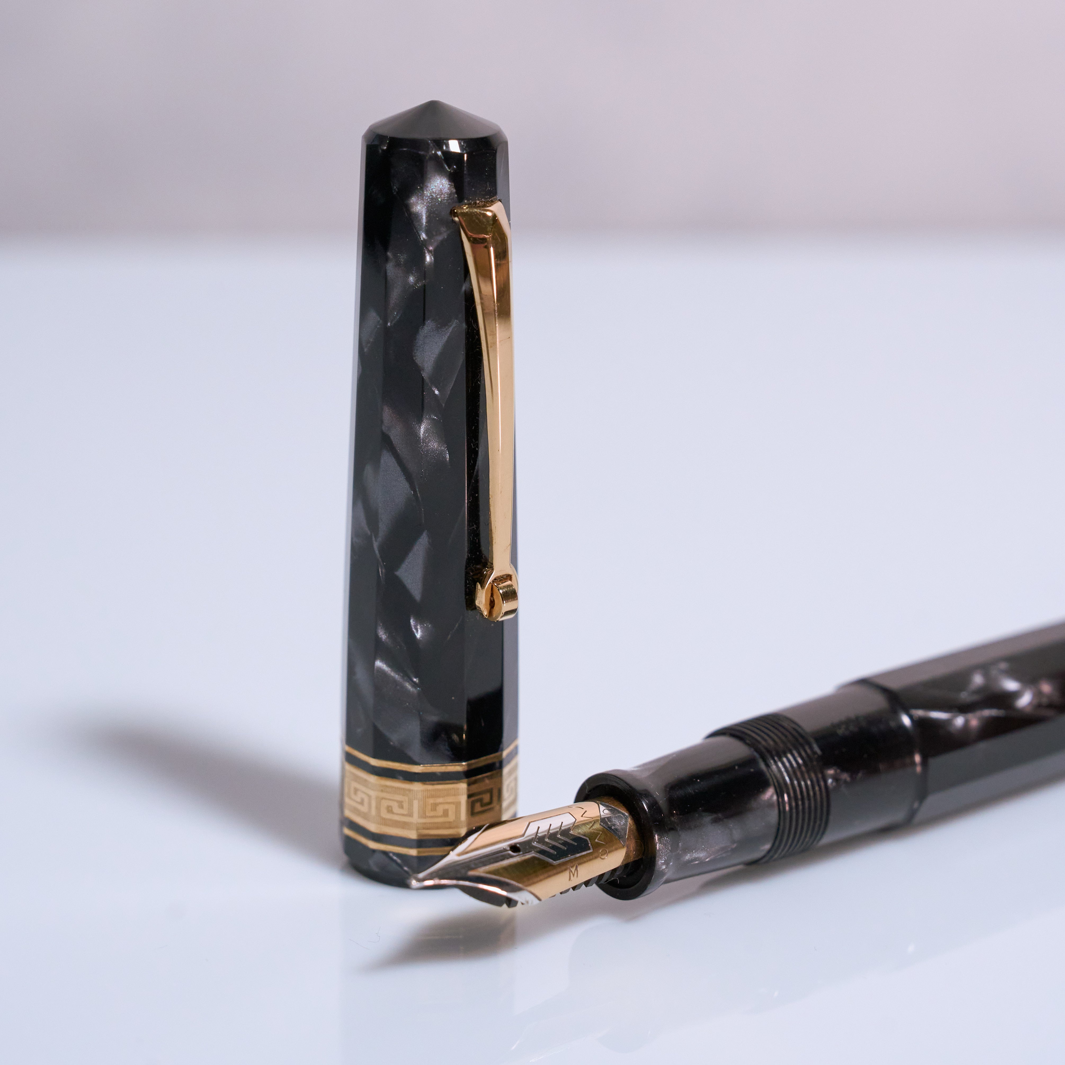 Omas Paragon – Grey Celluloid Füllhalter Pre-Owned