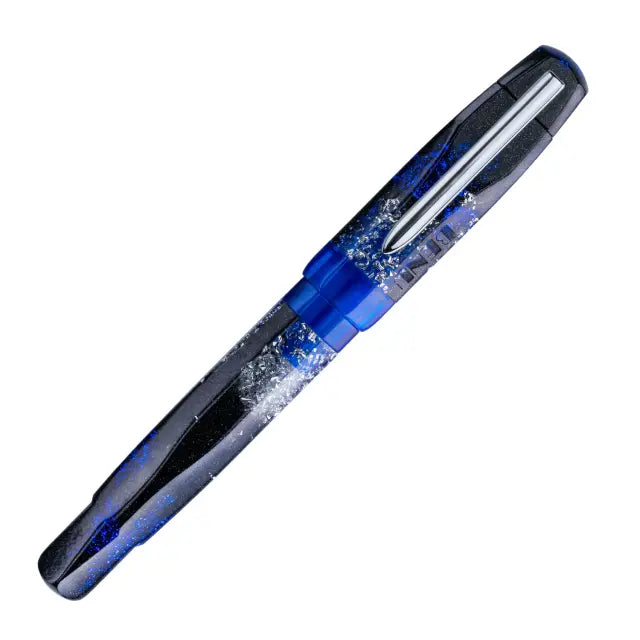 Benu AstroGem Pallas Füllfederhalter aus graphitfarbenem Resin mit metallischen und blauen Glitzerwellen und Edelstahlclip