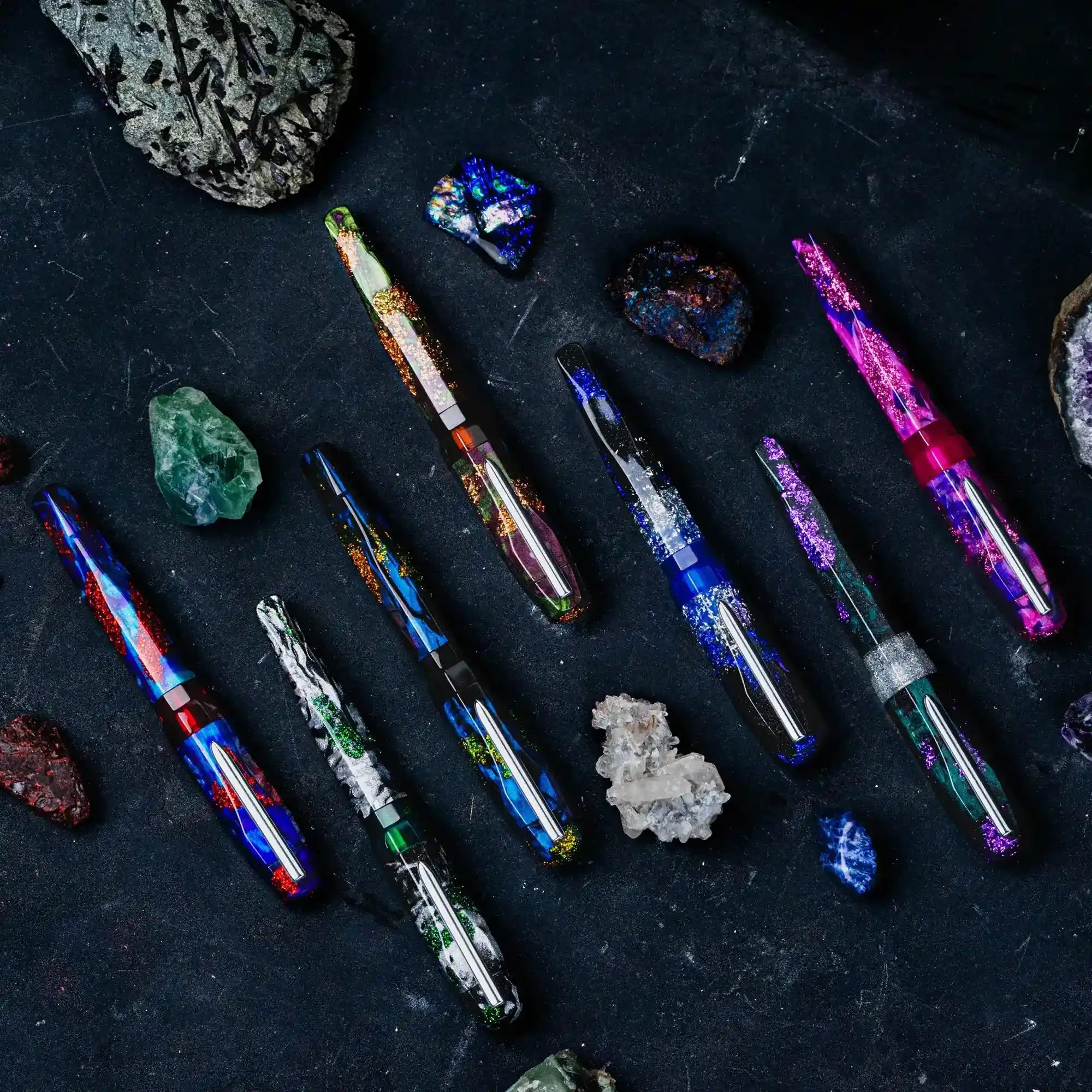 Benu AstroGem Pallas Füllfederhalter aus graphitfarbenem Resin mit metallischen und blauen Glitzerwellen und Edelstahlclip