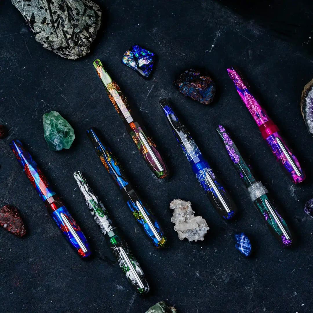 Benu AstroGem Klio Füllfederhalter aus staubgrünem Resin mit Graphit und lila Glitzerpartikeln und Edelstahlclip