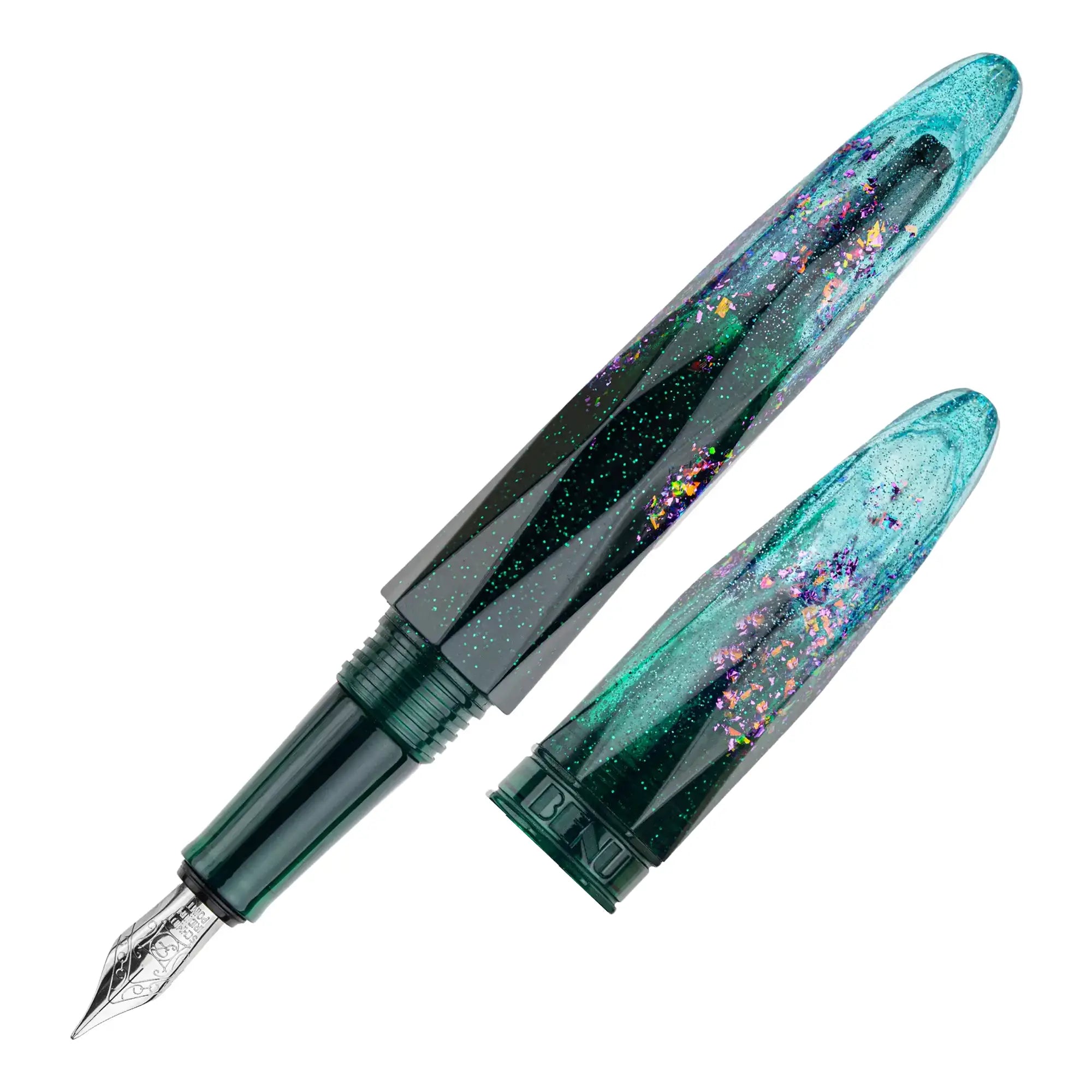 Benu Briolette Starlit Oasis Füllfederhalter aus tiefem Blaugrün und Türkis mit pink-lila Glitzerakzenten auf facettierter Oberfläche
